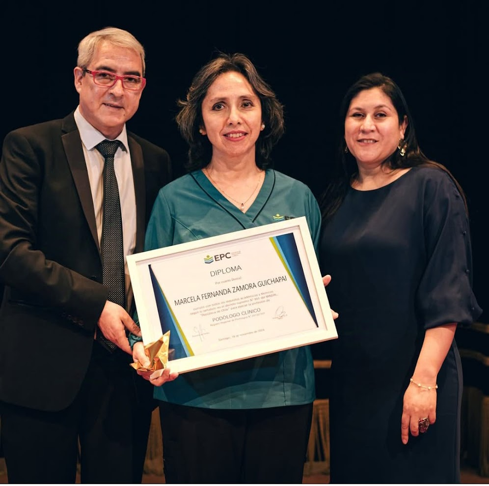 Marcela Fernanda Zamora Guichapai recibiendo diploma como podóloga clínica