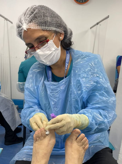 Podóloga realizando procedimiento clínico